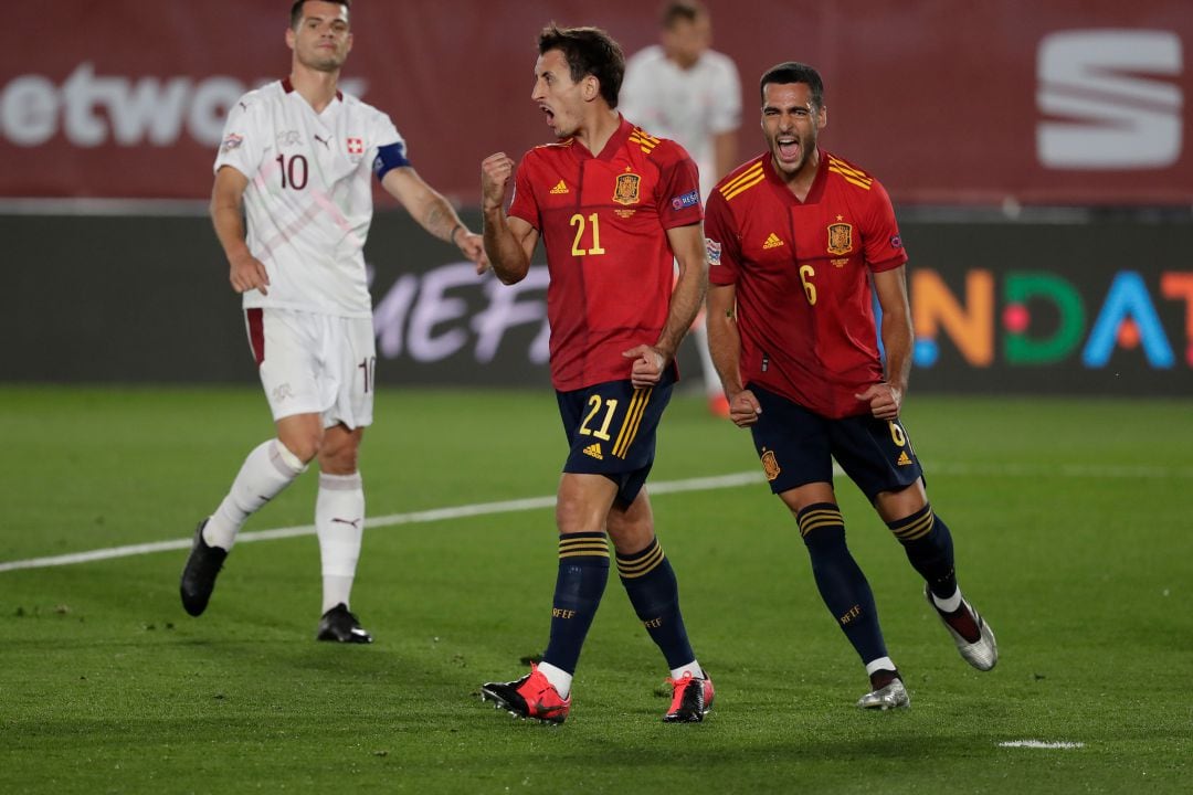 Oyarzabal y Merino celebran el gol ante Suiza