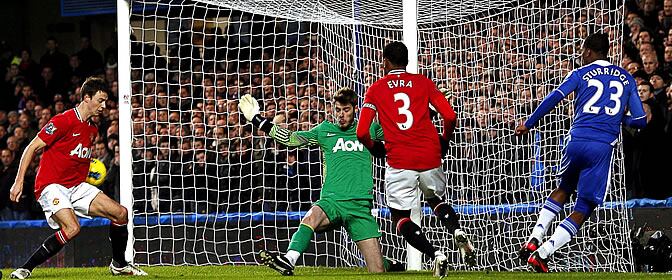 El defensa del Manchester United Jonny Evans se marca un gol en propia puerta frente a su portero David de Gea