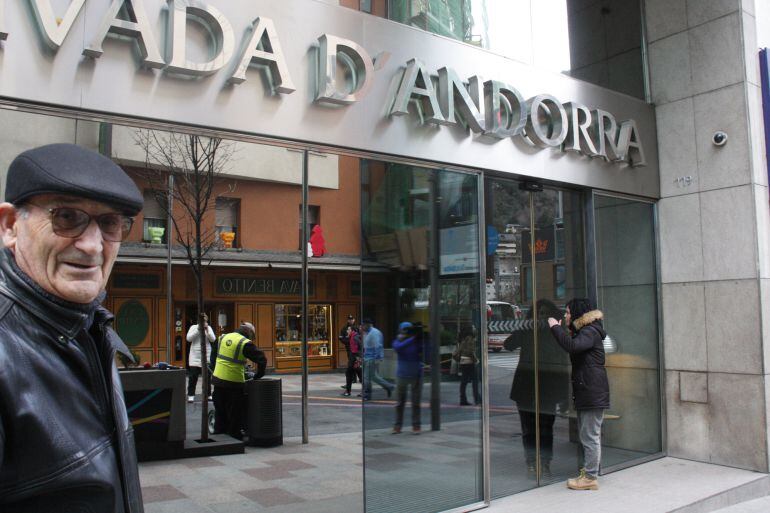 Clients intentant accedir a l'oficina central de BPA a Escaldes