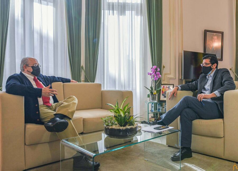 El presidente de la Diputación, José Manuel Caballero, se ha reunido en el Palacio Provincial con el rector honorario de la UCLM, Luis Arroyo