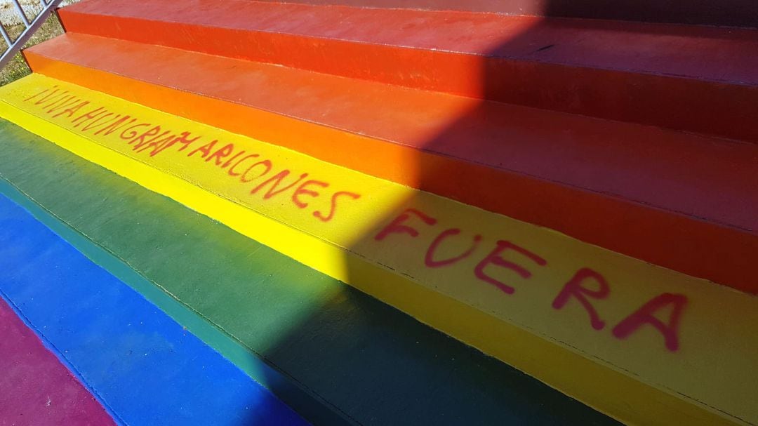 Pintadas en las escaleras de la biblioteca 