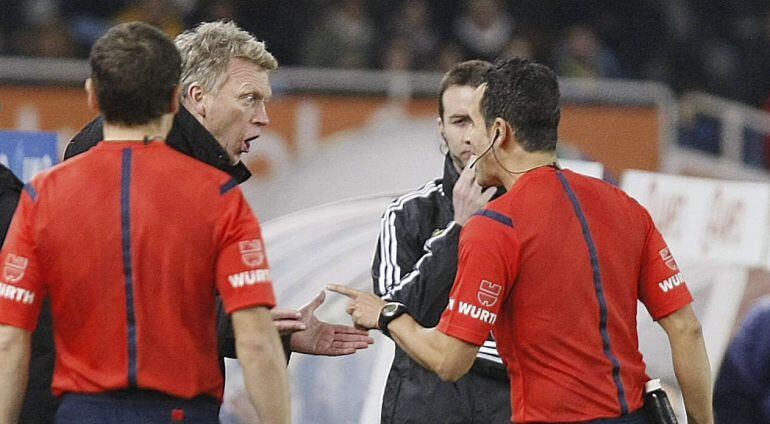 GRA439. SAN SEBASTIÁN. 14/01/2015.- El entrenador de la Real Sociedad, el escocés David Moyes (2i), discute con el colegiado Velasco Carball (d) durante el partido de vuelta de los octavos de final de la Copa del Rey que Real Sociedad y Villarreal disputan esta noche en Anoeta. EFE/Gorka Estrada