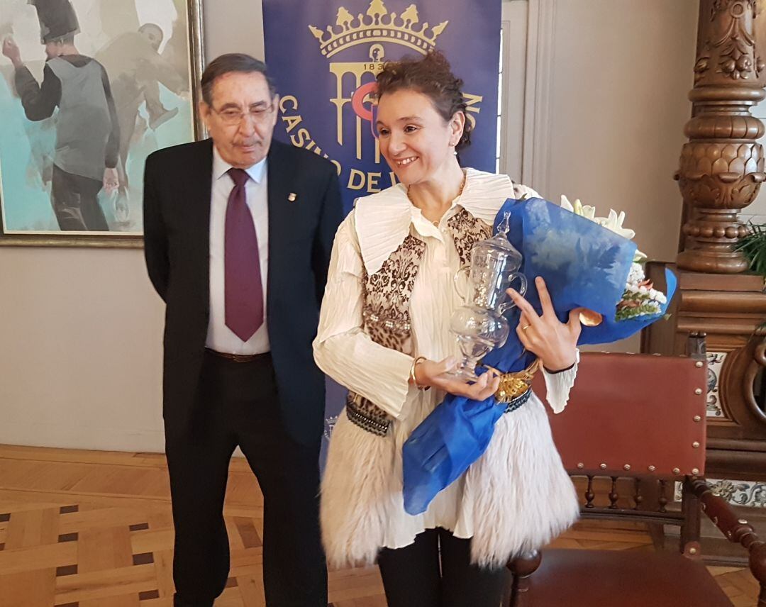 La directora de Titirimundi, Marián Palma, recibe la distinción de manos del presidente del Casino de la Unión