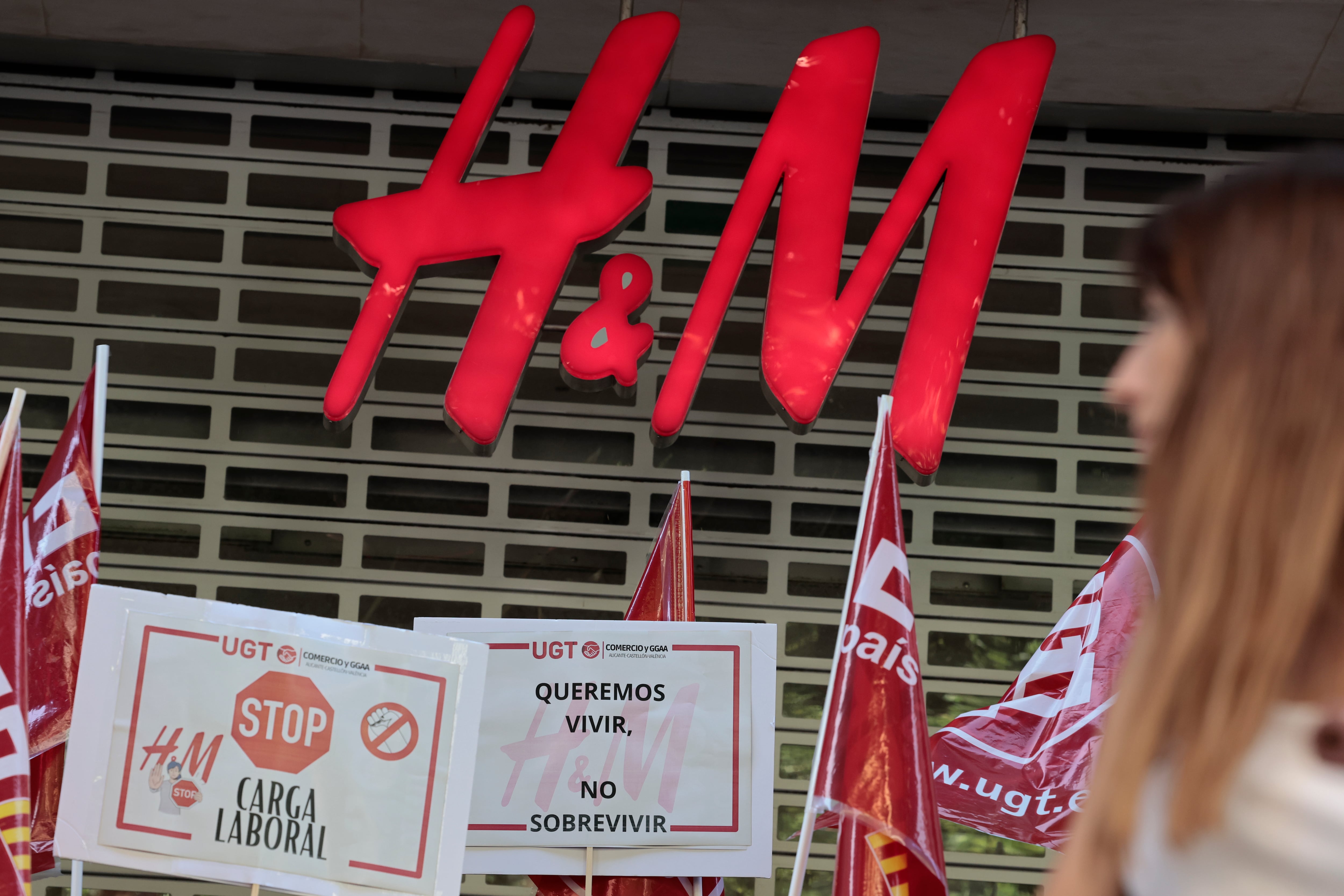 Trabajadores del grupo H&M protestan ante las puertas de la tienda de la calle Colón, este jueves en Valencia