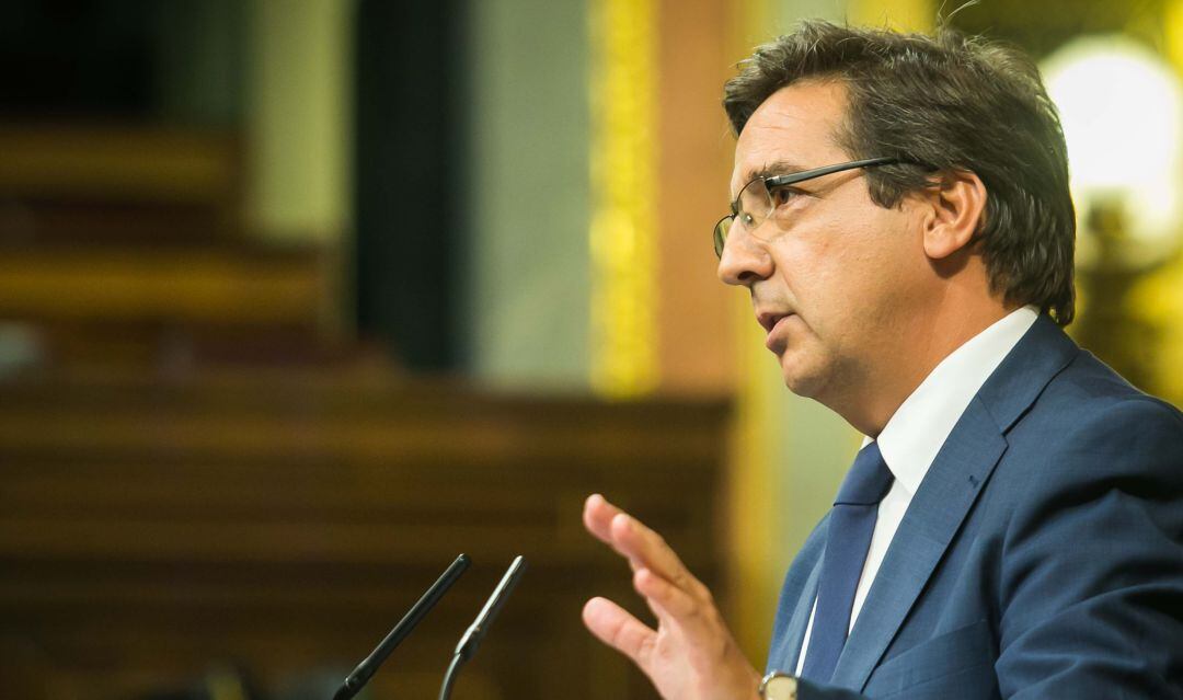 La postura del partido regionalista ha sido defendida por el diputado Carlos Salvador, no por el portavoz habitual Iñigo Alli