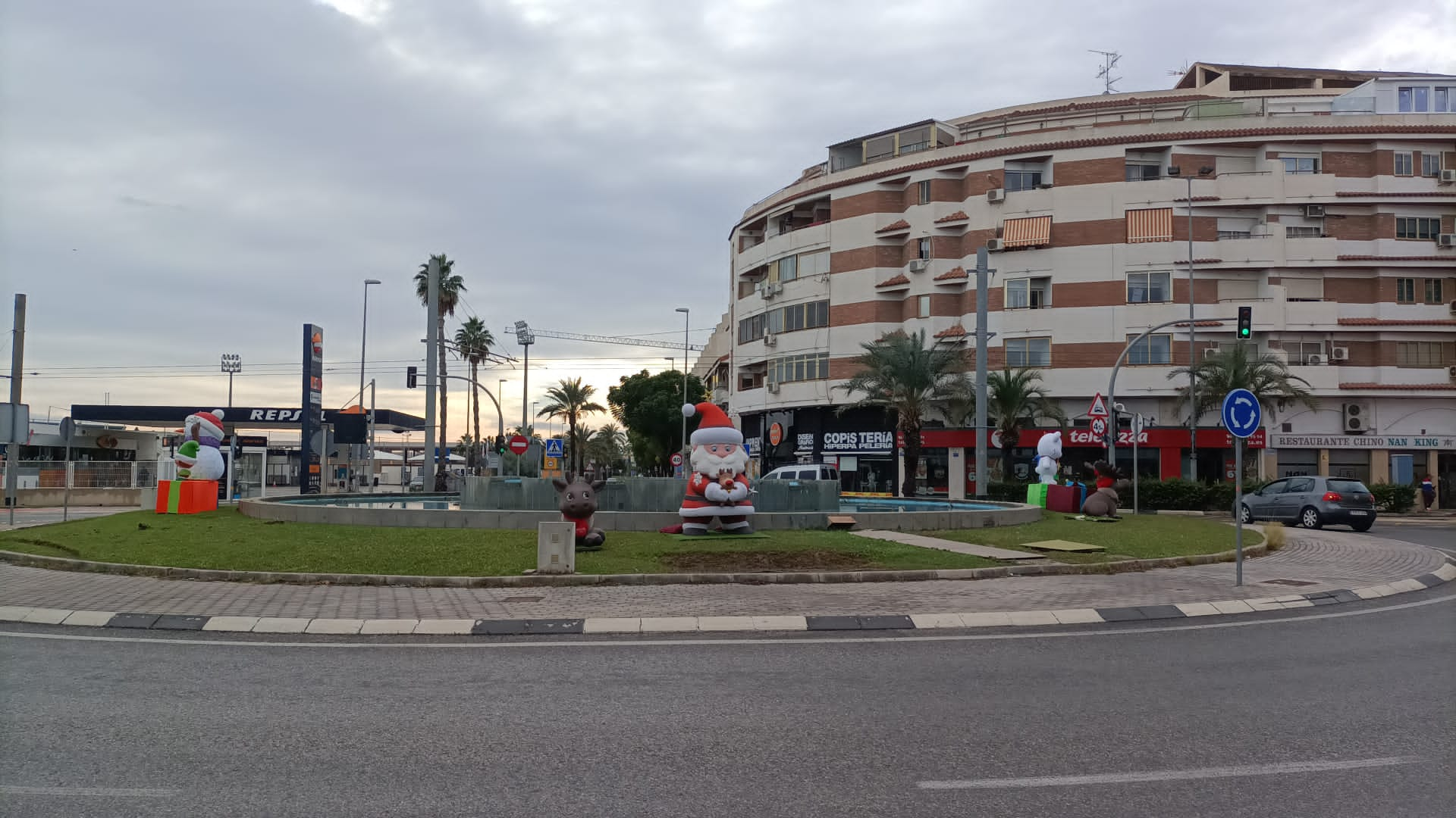 Imagen de los adornos navideños tras sufrir los actos vandálicos de este fin de semana