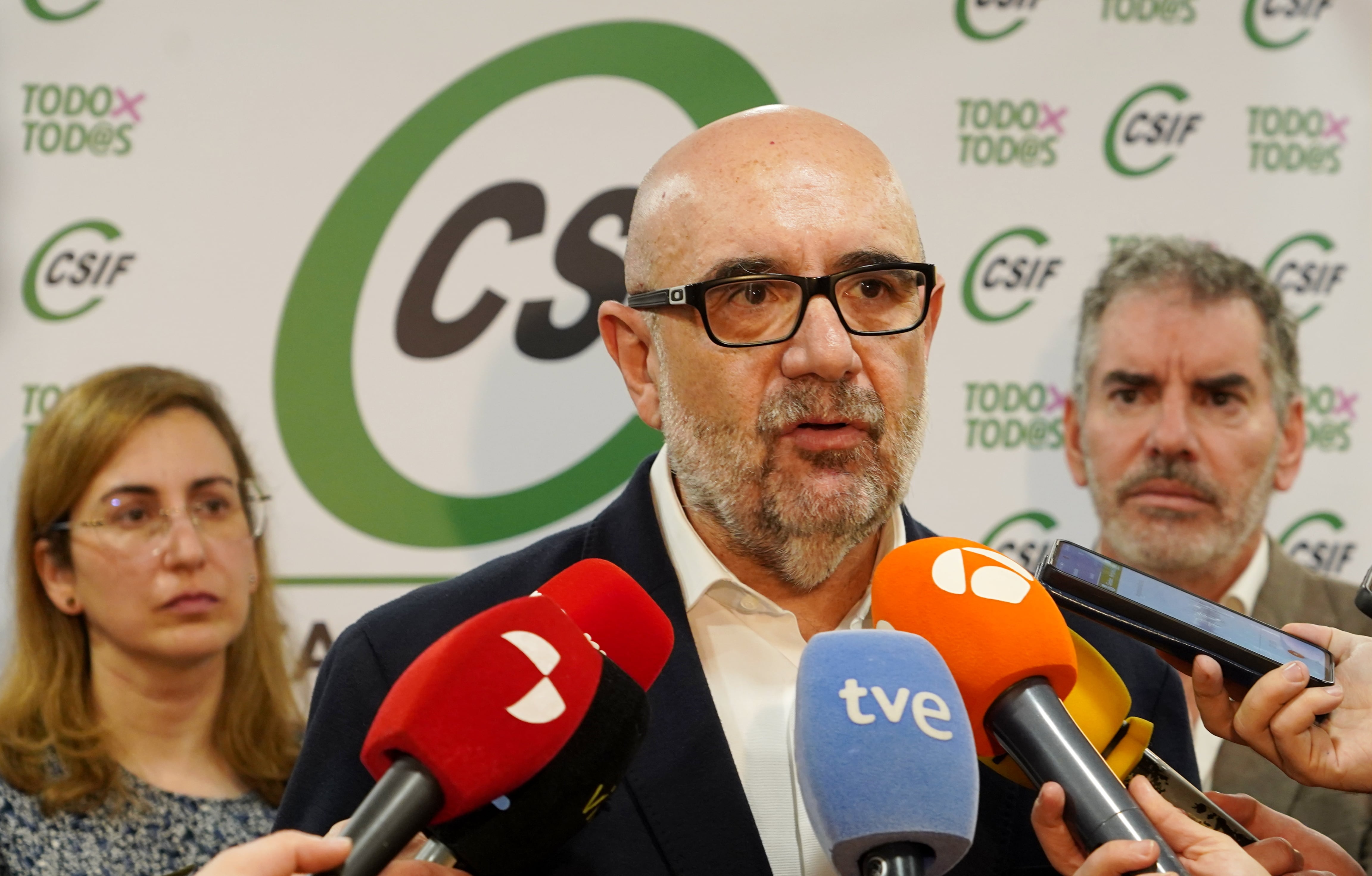 El presidente nacional de CSIF, Miguel Borra, y el responsable autonómico del sindicato, Benjamín Castro, analizan la situación de la negociación del concierto sanitario de Muface y el resto de condiciones salariales y laborales de los empleados públicos