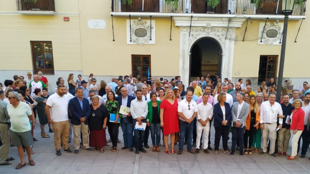 Concentración en la Plaza de España contra la decisión de Costas de aparcar en la arena de Playa de Poniente de Motril