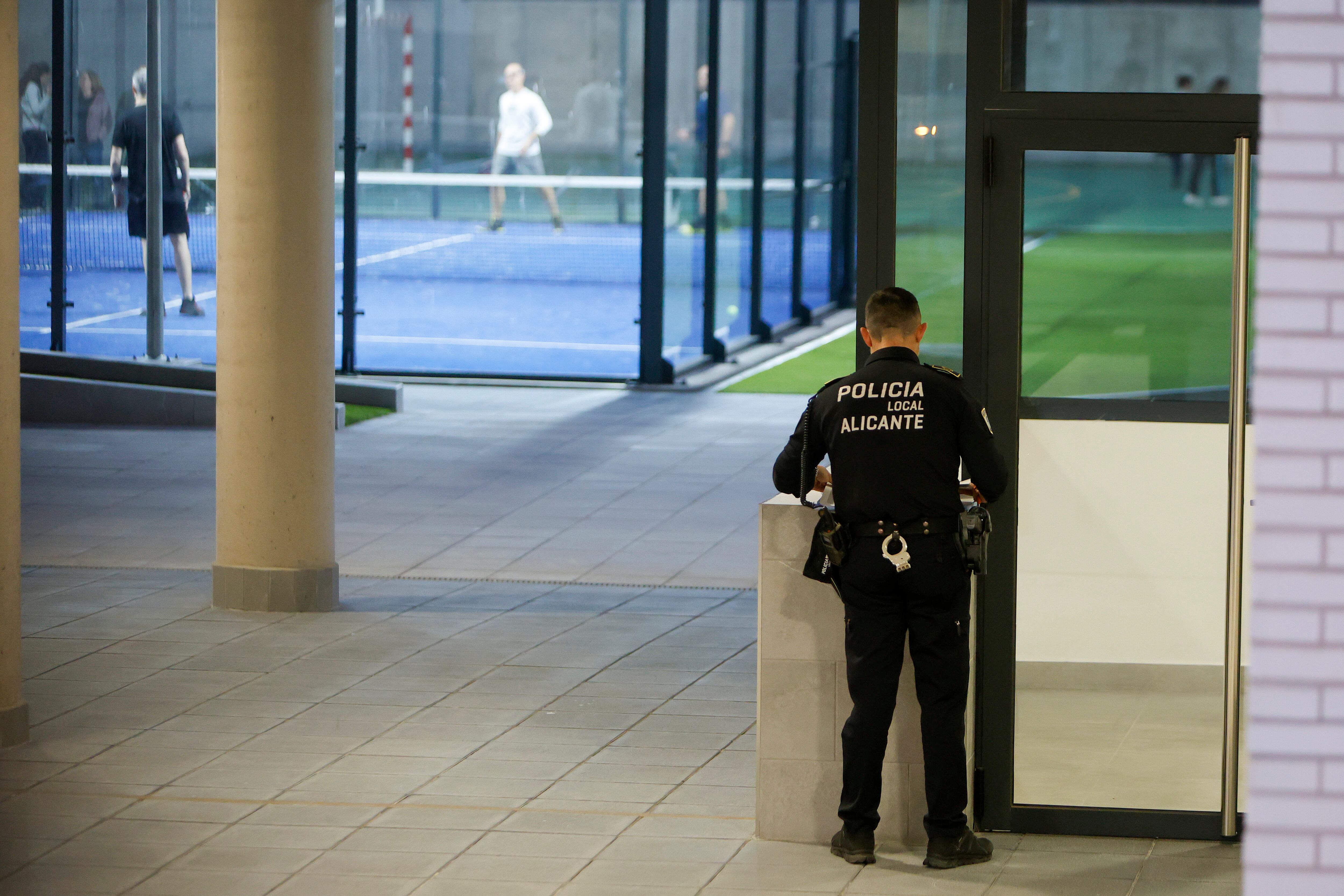 GRAFCVA2192. ALICANTE, 17/02/2026.- Un agente de la Policía Local aguarda en la portería de las 140 viviendas de protección pública (VPP) sometidas a investigación en la Playa de San Juan donde ha iniciado este martes, poco después de las 16.30 horas, un operativo para verificar si los adjudicatarios de residen realmente en el domicilio, según han confirmado a EFE fuentes del ayuntamiento. EFE/Morell