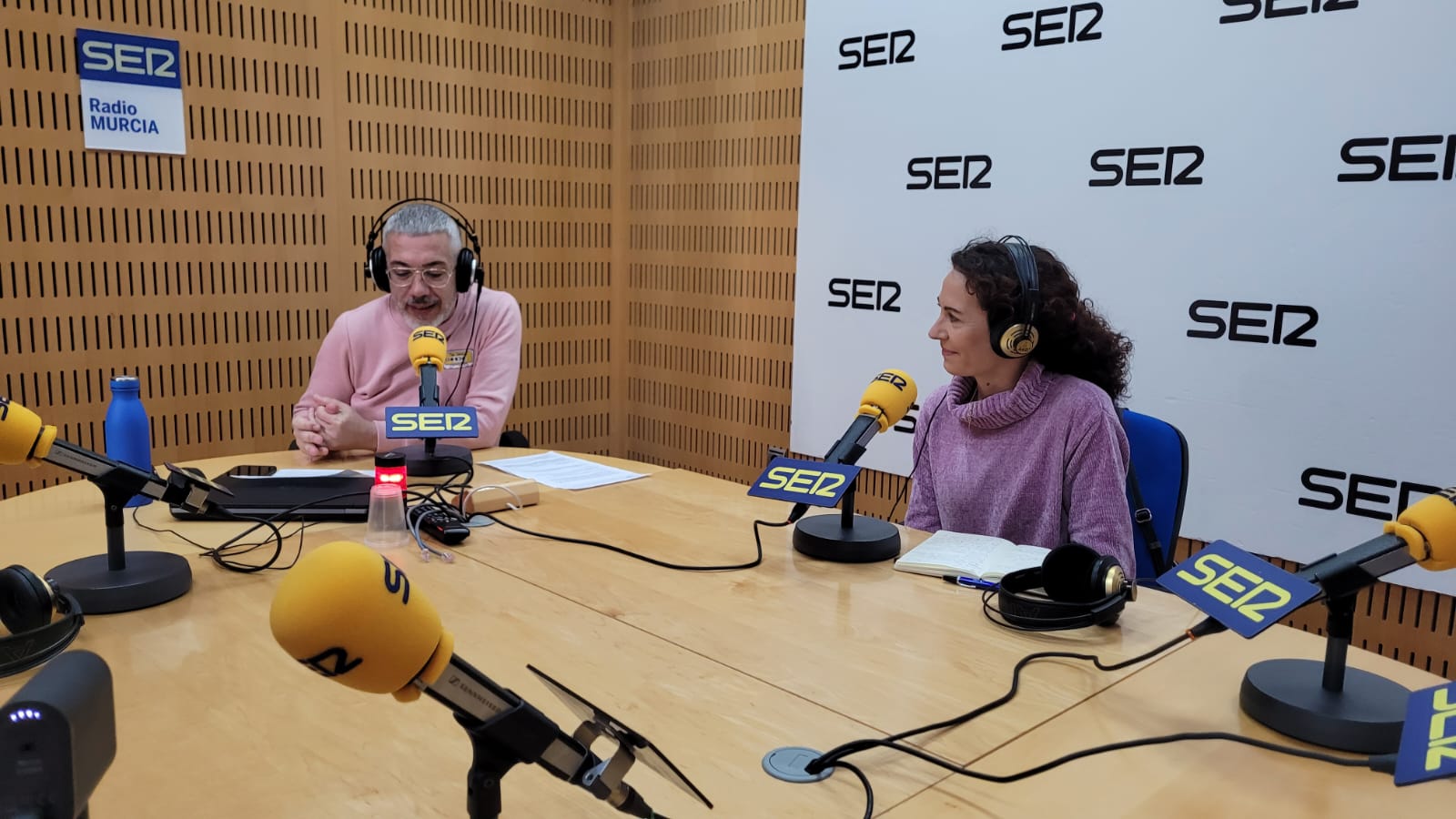 Elena Martínez, médico adjunto de la UCI del Hospital Morales Meseguer, durante su participación en el programa Hoy por hoy Murcia.