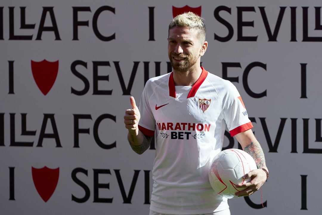 Presentación del &#039;Papu&#039; Gómez con la camiseta del Sevilla.