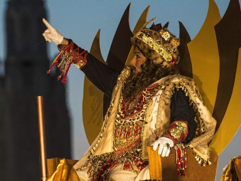 El Rey Gaspar saluda a su paso por el Sagrado Corazón en Bilbao (Vizcaya), a las familias que hoy se han dado cita en la tradicional cabalgata de Reyes de la capital vizcaína