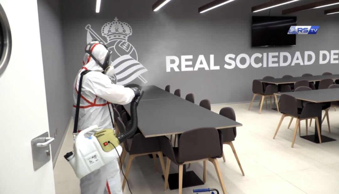 Un empleado de la empresa de limpieza desinfecta el comedor de Zubieta