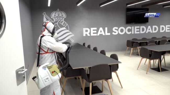 Un empleado de la empresa de limpieza desinfecta el comedor de Zubieta