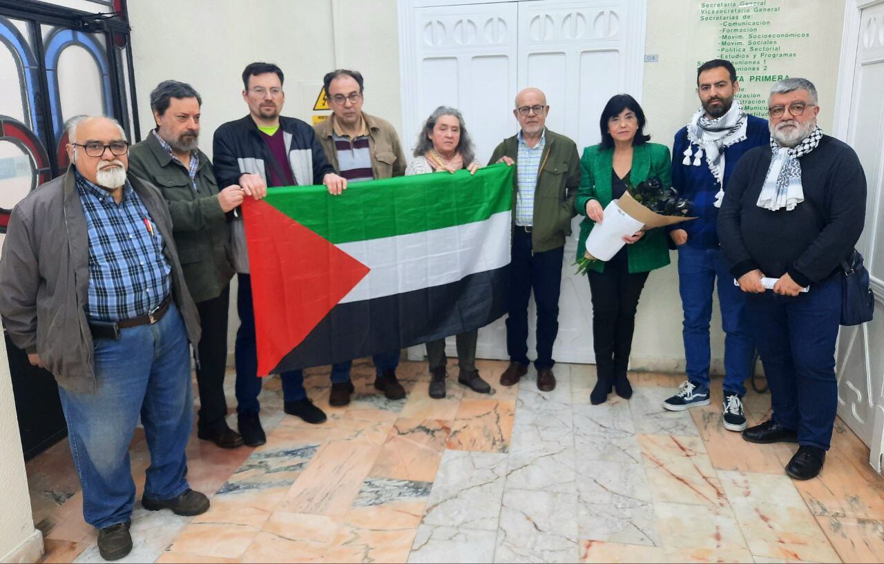 Miembros de la Plataforma &#039;Jaén con Palestina&#039; entregan un ramo de rosas negras a la presidenta del PSOE provincial, Francisca Medina (tercera por la derecha).