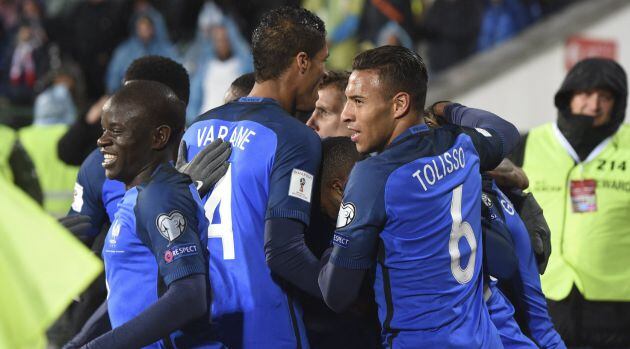 El equipo francés celebra el gol de Matuidi