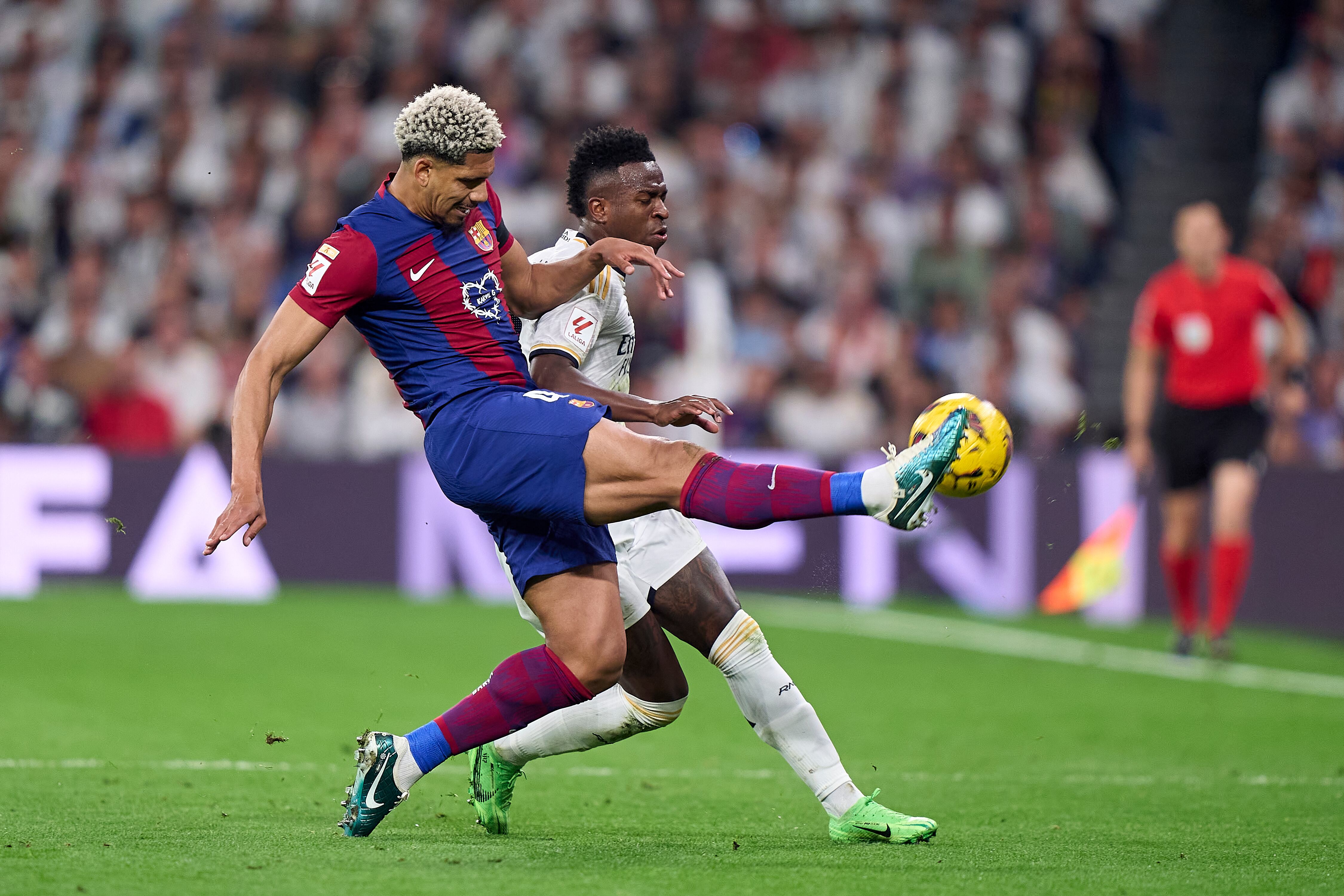 Ronald Araújo se adelanta a Vinicius Júnior en una disputa de balón en un 'Clásico'