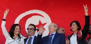 El candidato presidencial, Beji Caid Essebsi, saluda a sus simpatizantes.