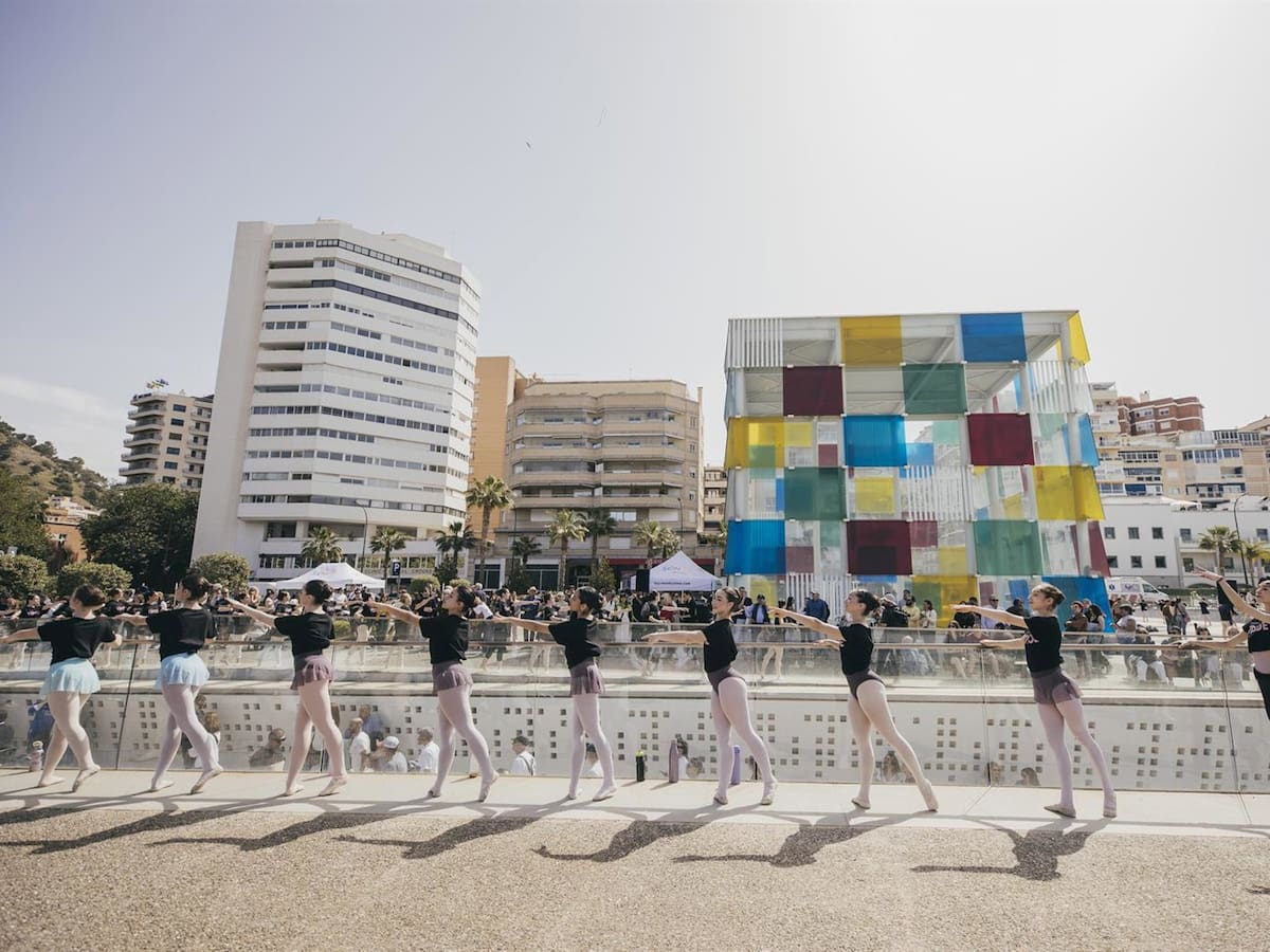 600 personas en el Muelle Uno de Málaga bailan la barra de ballet junto a Lucía Lacarra para TIP TOE