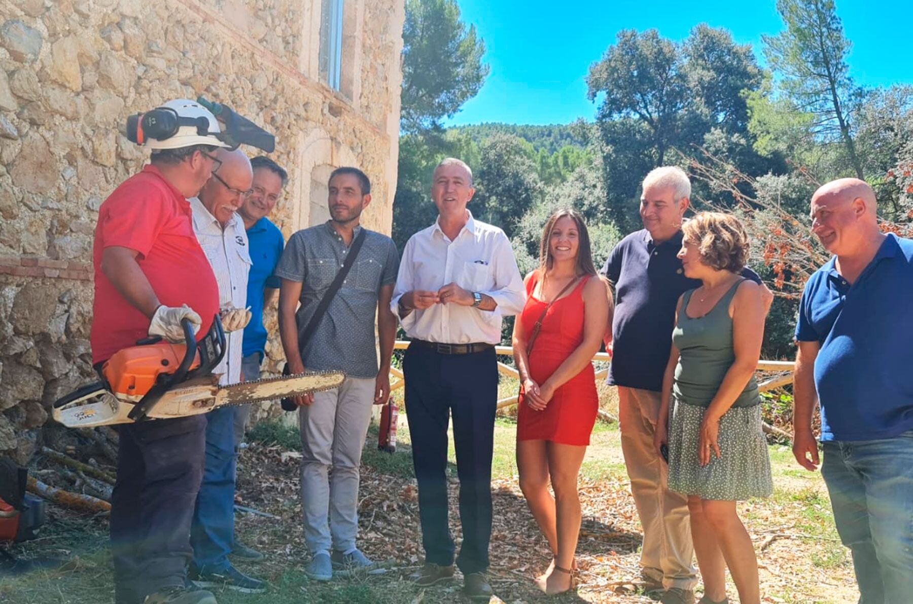 El conseller Climent durante su visita a Banyeres de Mariola junto al alcalde de la población Josep Sempere