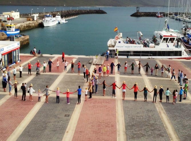 Grupo de personas apoyan la iniciativa de que La Graciosa sea la 8ª isla de Canarias