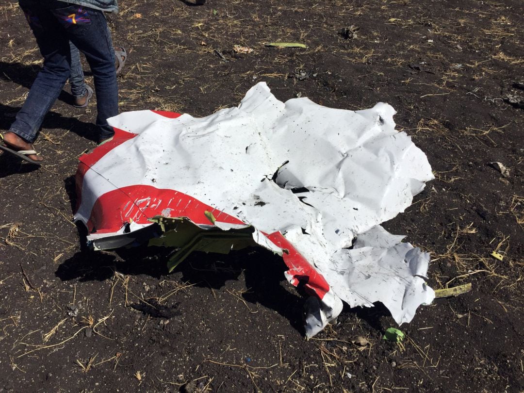 Parte del fuselaje del Boeing 737 de Ethiopian Airlines acidentado cerca de Adis Abeba.