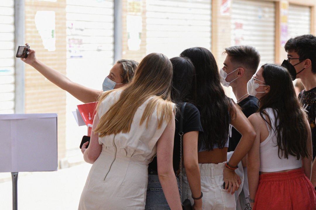 Varios adolescentes se echan un selfie, después de recibir la primera dosis de la vacuna Pfizer en el punto de vacunación de Xátiva, situado en el Hogar de los Jubilado