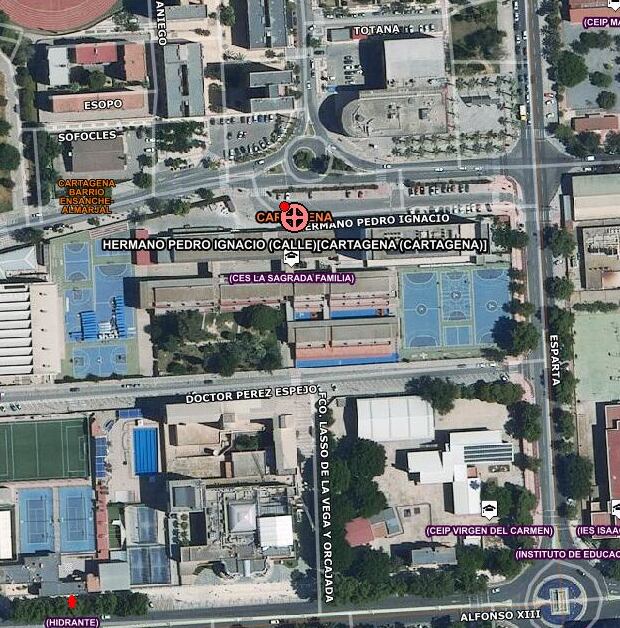 Los servicios de emergencia han atendido a varios heridos tras la caída de una chapa del tejado en Cartagena