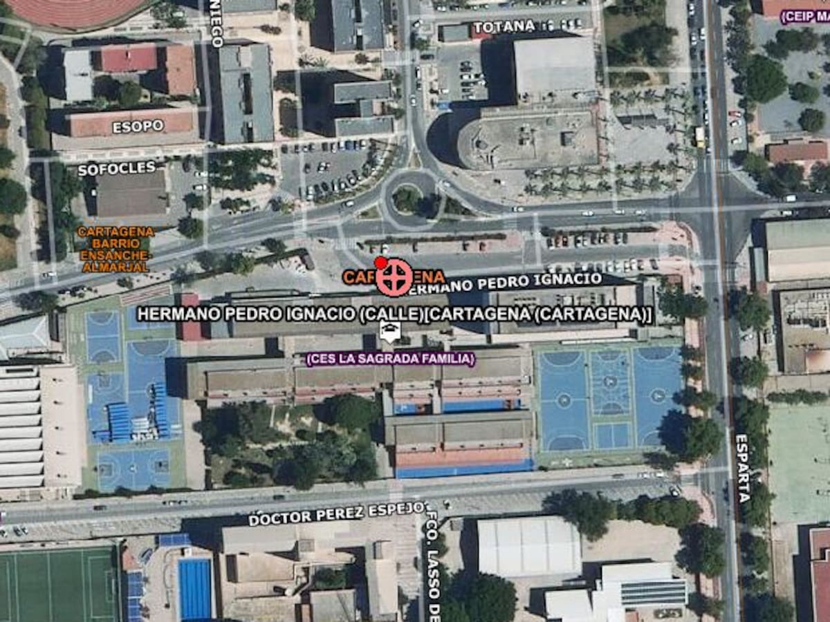 Tres niños heridos al desprenderse una chapa del tejado de un club deportivo en Cartagena por el fuerte viento