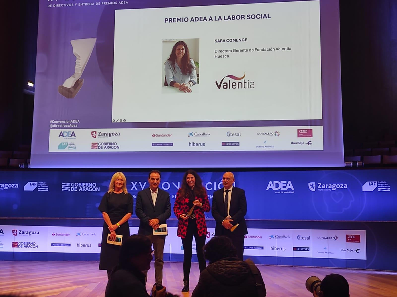 Sara Comenge, recibiendo el Premio ADEA a la Labor social