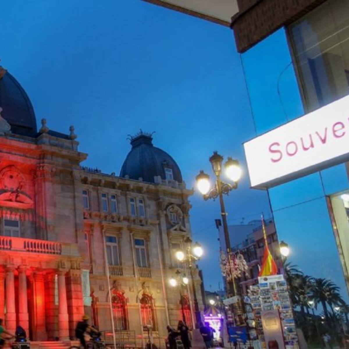 Edificios emblemáticos de Cartagena se tiñen de rojo en solidaridad con el sector de eventos y espectáculos