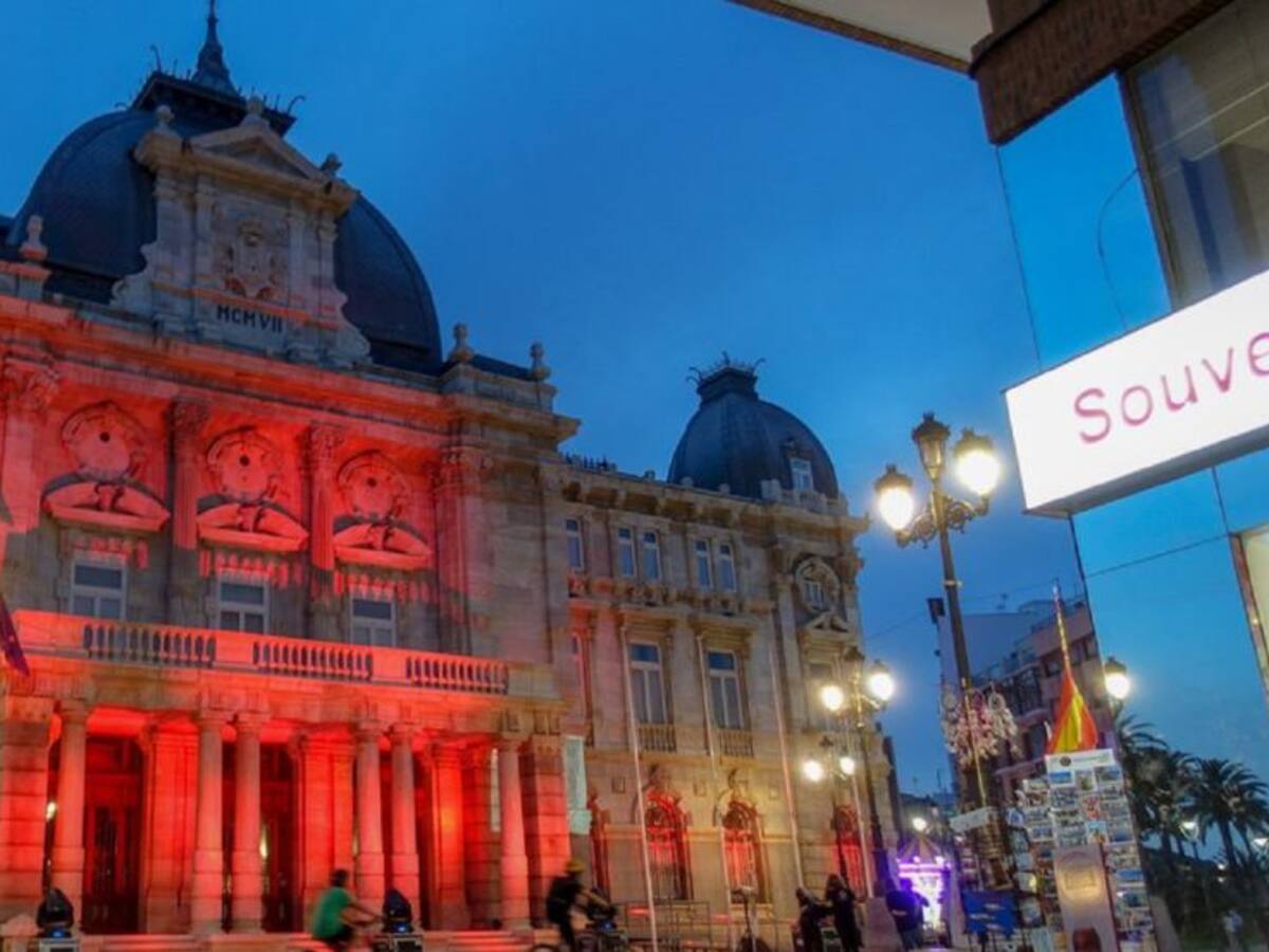 Edificios emblemáticos de Cartagena se tiñen de rojo en solidaridad con el sector de eventos y espectáculos