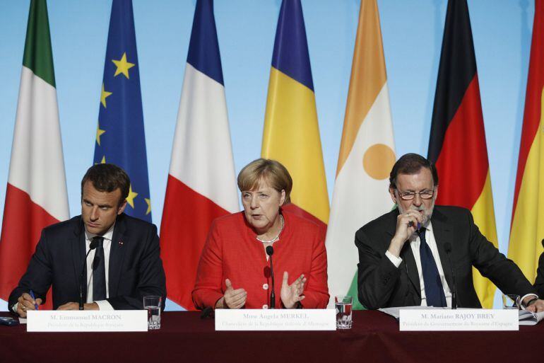 El presidente francés Emmanuel Macron (i), la canciller alemana Angela Merkel (c), y el presidente del Gobierno español, Mariano Rajoy, participan en una rueda de prensa hoy, lunes 28 de agosto de 2017, en el Palacio del Eliseo, en París (Francia)