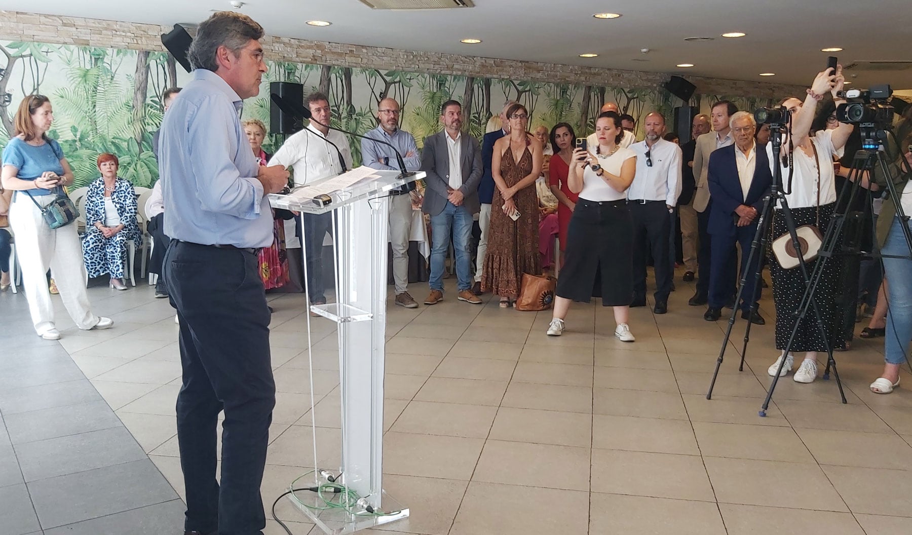 El líder de los populares en Alcoy, Carlos Pastor, durante su intervención presentando el acto