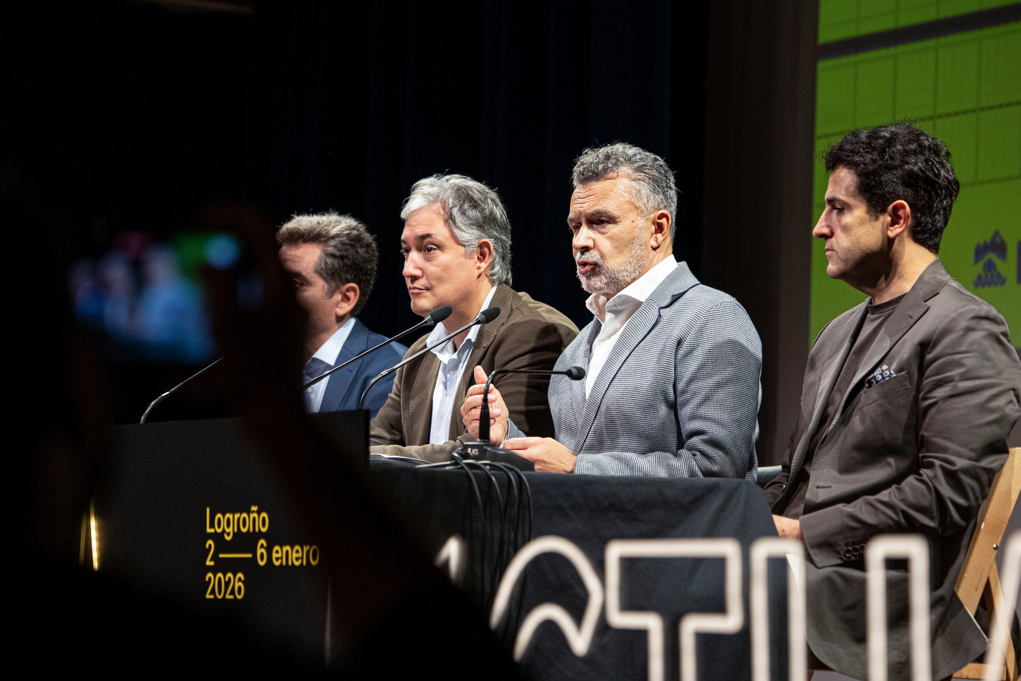 LOGROÑO, 05/11/2025.- El alcalde de Logroño, Conrado Escobar (2d), y el consejero de Cultura, Turismo, Deporte y Juventud, José Luis Pérez Pastor(3d), participan en la presentación, este miércoles, de la edición número 36 de Actual, el primer festival del año en España, impulsado por el Gobierno de La Rioja, que se desarrollará del 2 al 6 de enero de 2026. EFE/Raquel Manzanares