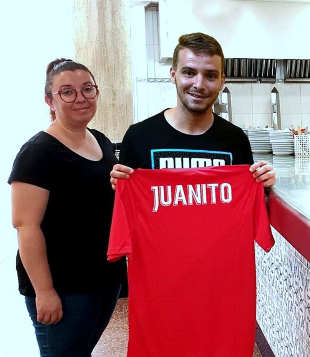 Juanito Castell con la secretaria del Nueva Elda, Arantxa Verdú