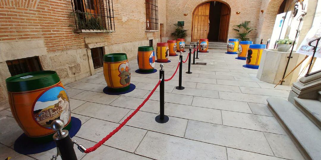 Imagen de la exposición de barricas que se puede visitar en el Patio Principal del Ayuntamiento