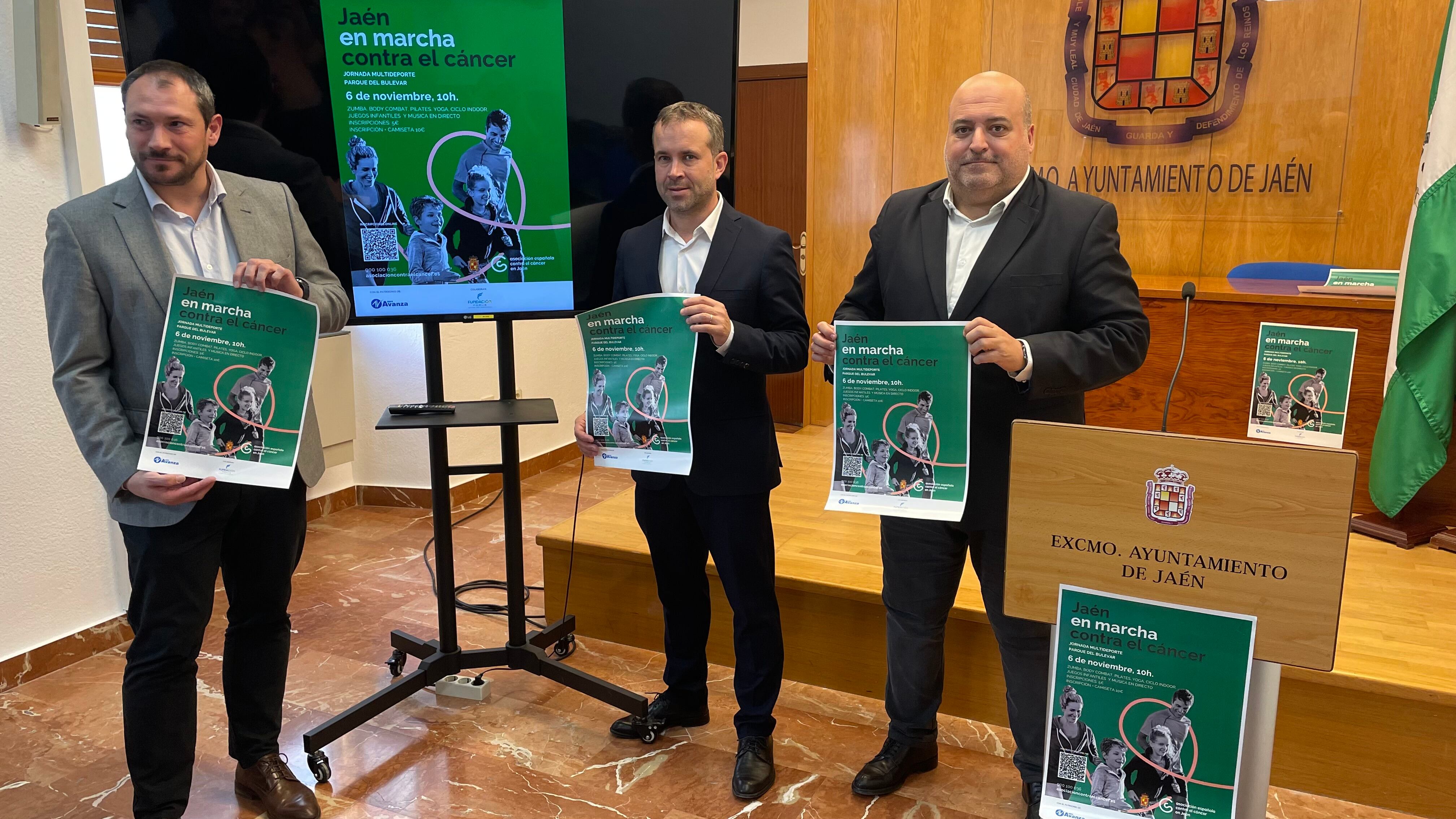El presidente del la asociación jienense contra el cáncer Antonio Ruano junto a J.A. Mayenco y el alcalde J. Millán.