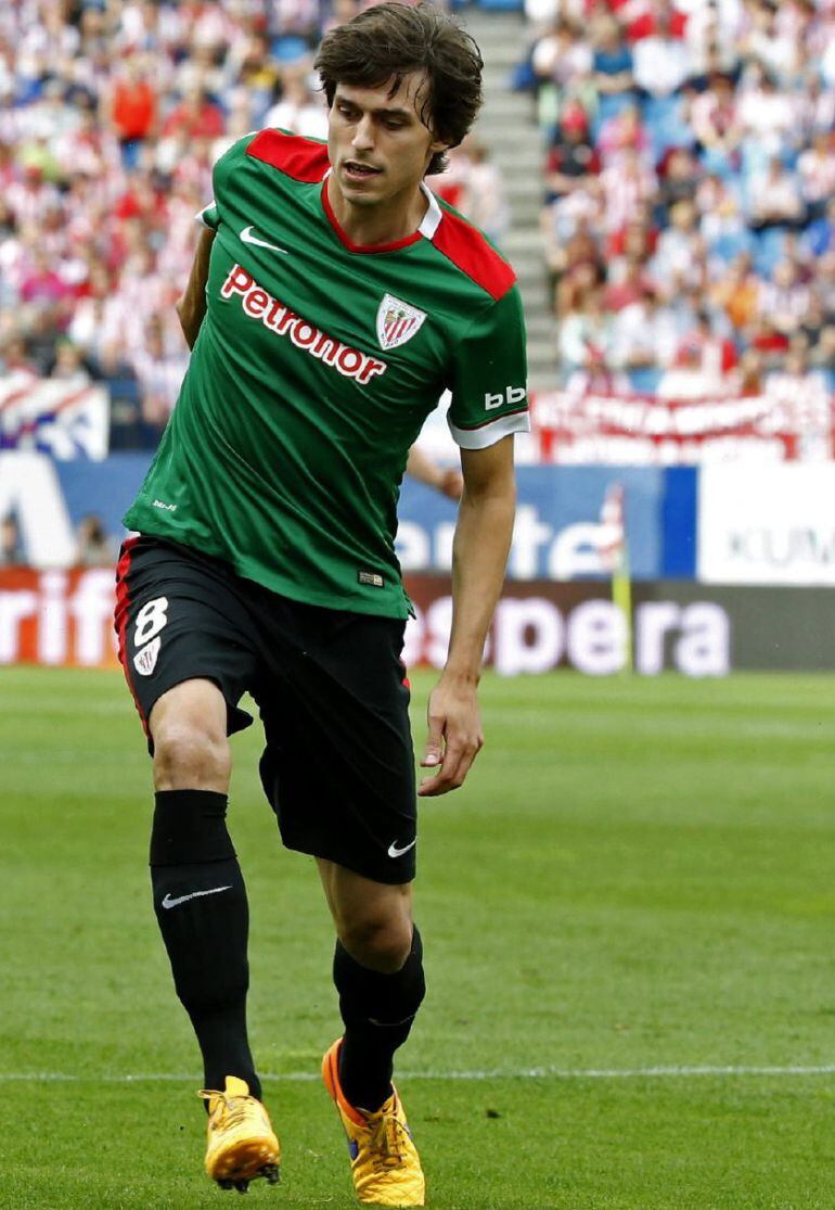 GRA388. MADRID, 02/05/2015.- El delantero del Atlético de Madrid Fernando Torres (i), pelea un balón con el centrocampista del Athletic Club Ander Iturraspe (d), durante el partido de la trigésima quinta jornada de la liga en Primera División, que se disputa esta tarde en el estadio Vicente Calderón. EFE/Alberto Martín