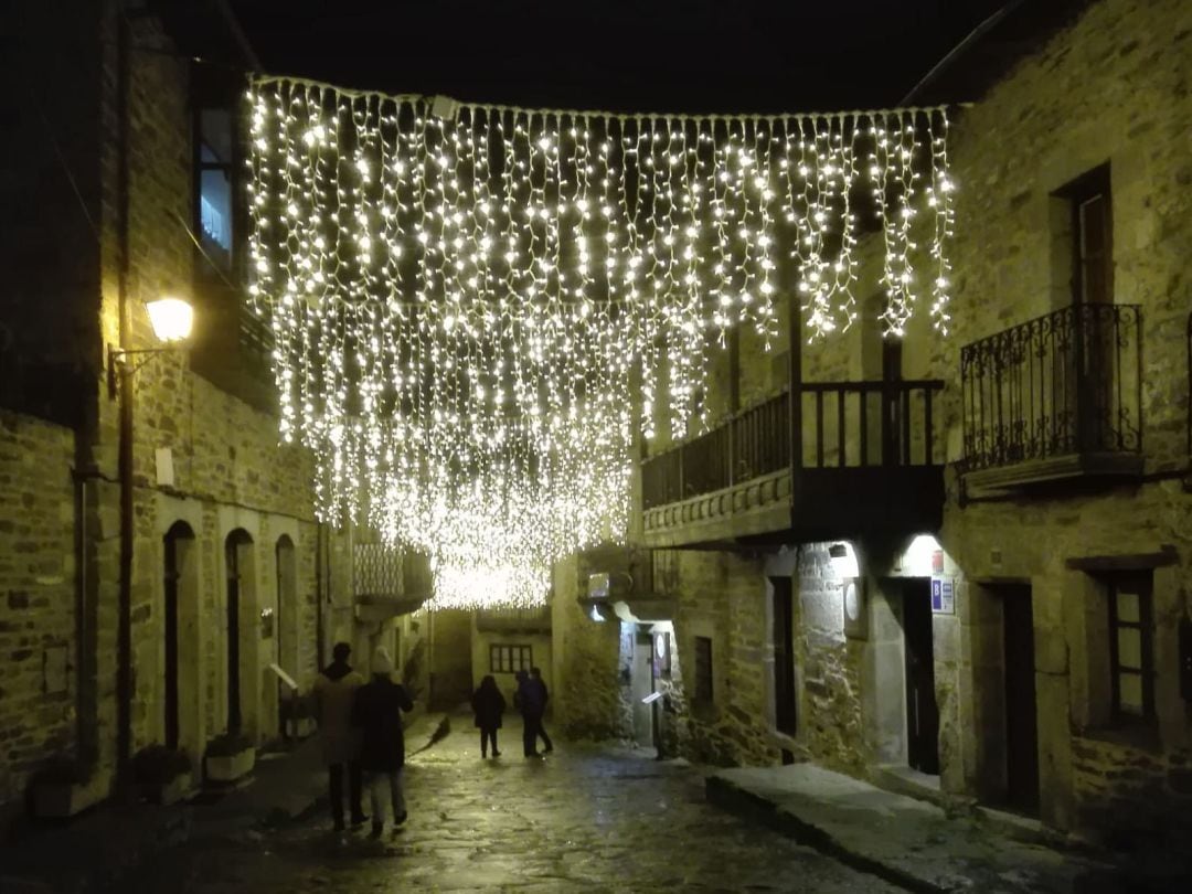 Iluminación navideña en una calle de Puebla de Sanabria