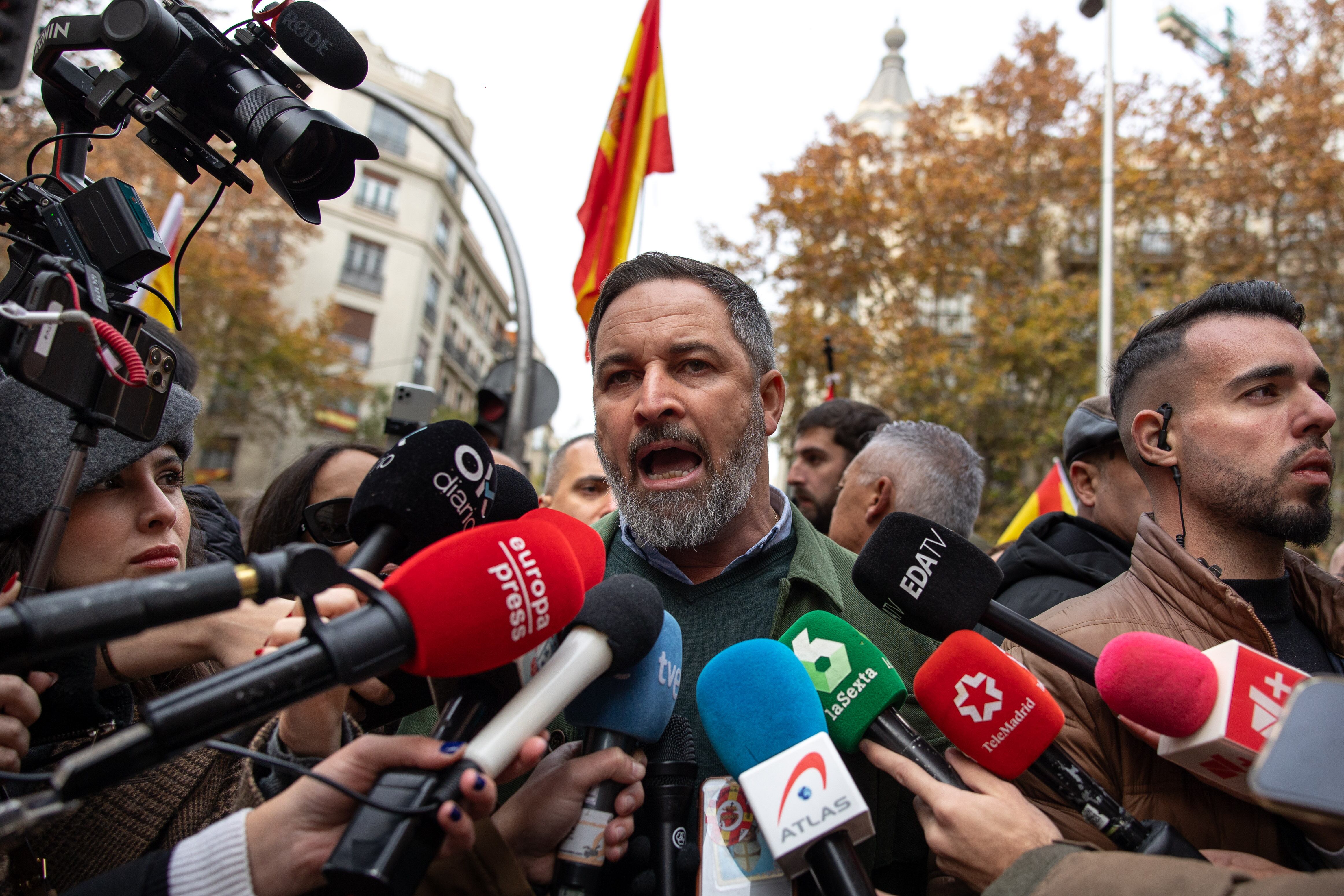 El presidente de Vox, Santiago Abascal, frente a la sede del PSOE.