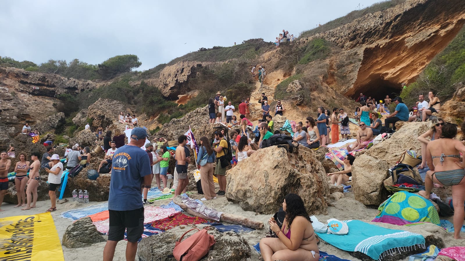 Más de trescientos residentes se concentraron en Caló des Moro en protesta contra la saturación turística.