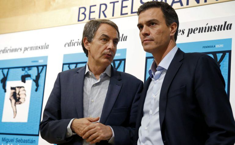 El secretario general del PSOE, Pedro Sánchez (d), y el expresidente del Gobierno José Luis Rodríguez Zapatero (i), asisten su libro titulado &quot;La falsa bonanza&quot;, del exministro de Industria Miguel Sebastián hoy en Madrid.