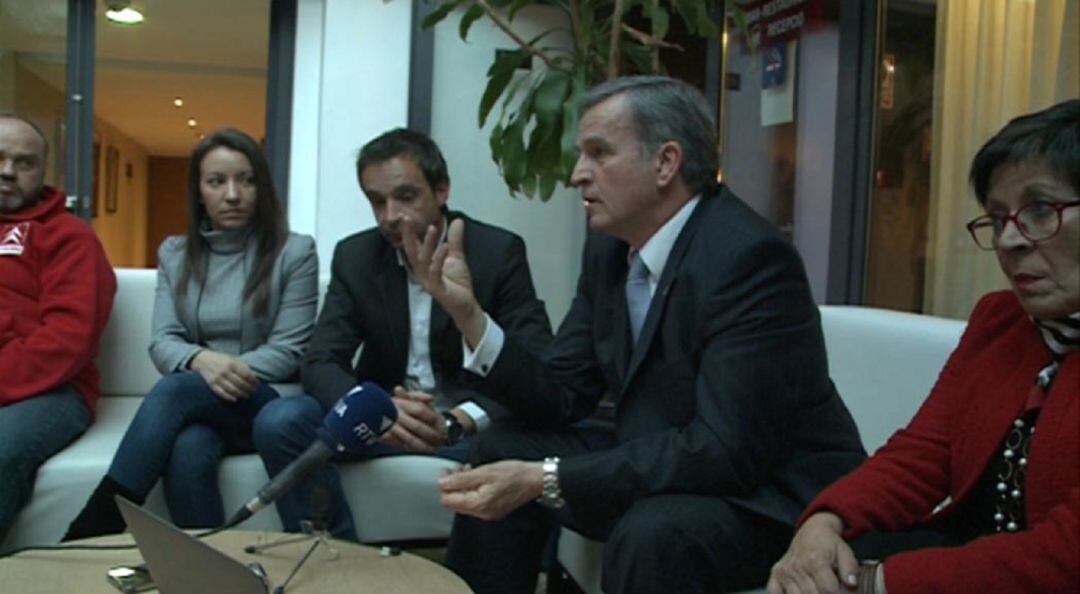 Alguns dels membres que conformen Andorra Sobirana en el decurs de la presentació del seu projecte, aquest diumenge.