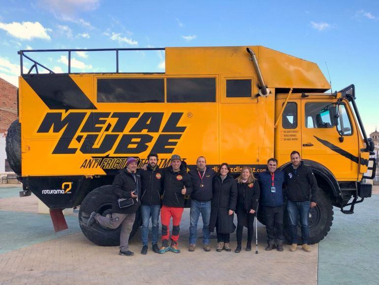 La familia Metal Lube Rally Raid Team con el camión premiado