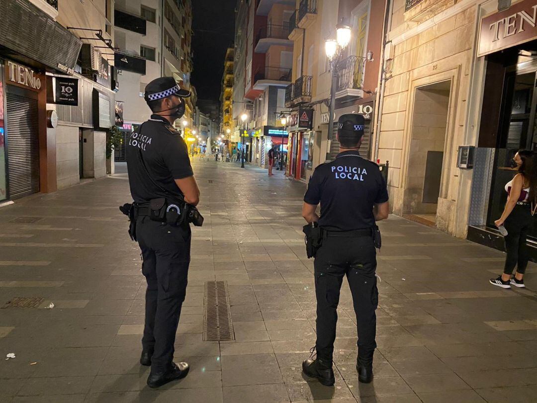 La Policía Local de Alicante ha impuesto 26 denuncias por desobediencia y ha disuelto ocho botellones en una sola noche.