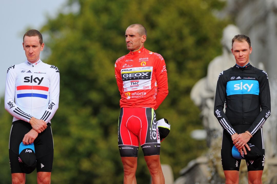 Bradley Wiggins y Chris Froome secundan a Juanjo Cobo en el podio de La Vuelta 2011.