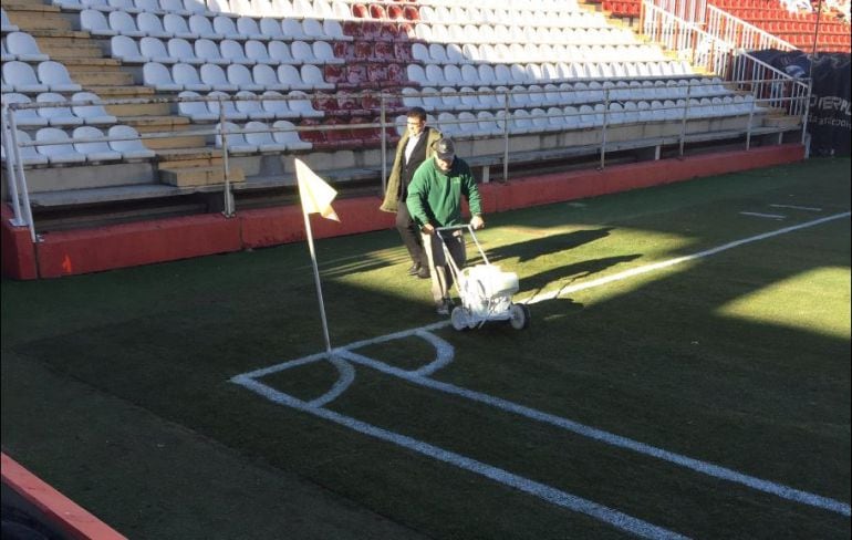 Un operario en Vallecas preparado para pintar la línea de verde