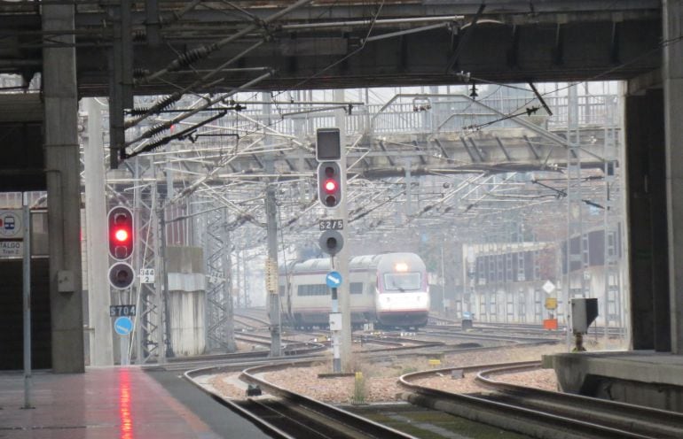 Tren entrando en la estación.