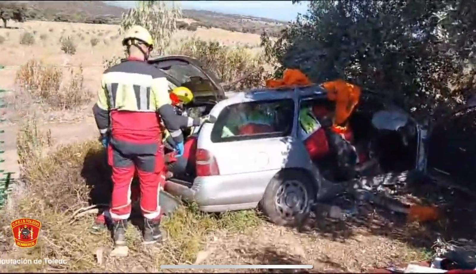 Excarcelación de los dos ocupantes en el accidente de Aldeanueva de Barbarroya. Foto: Consorcio de Bomberos de la Provincia de Toledo.